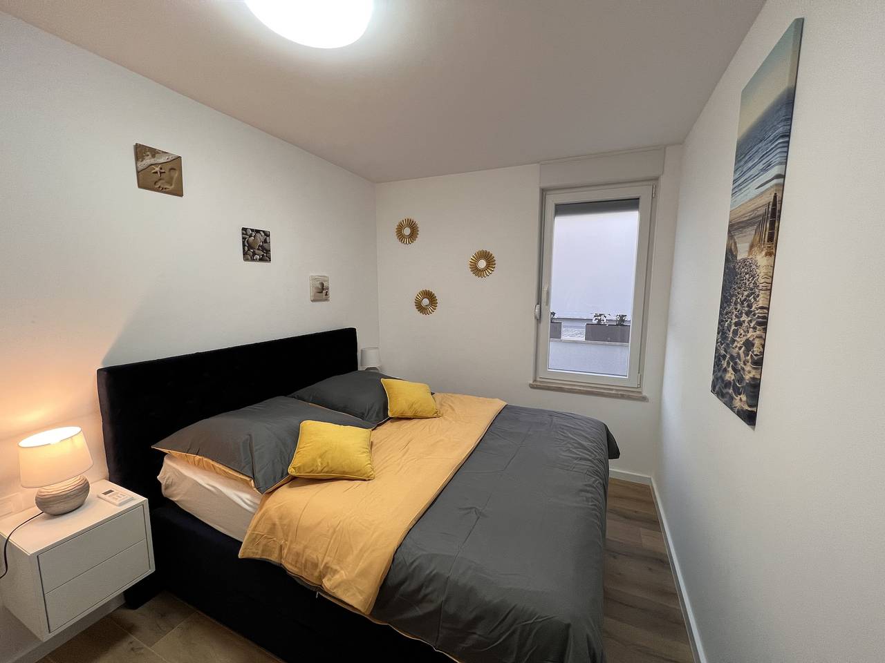 Cijeli apartman, Sunshine Deluxe 80m2 apartment with pool, 50 m2 garden lounge and outdoor space in Okrug Gornji, Ciovo