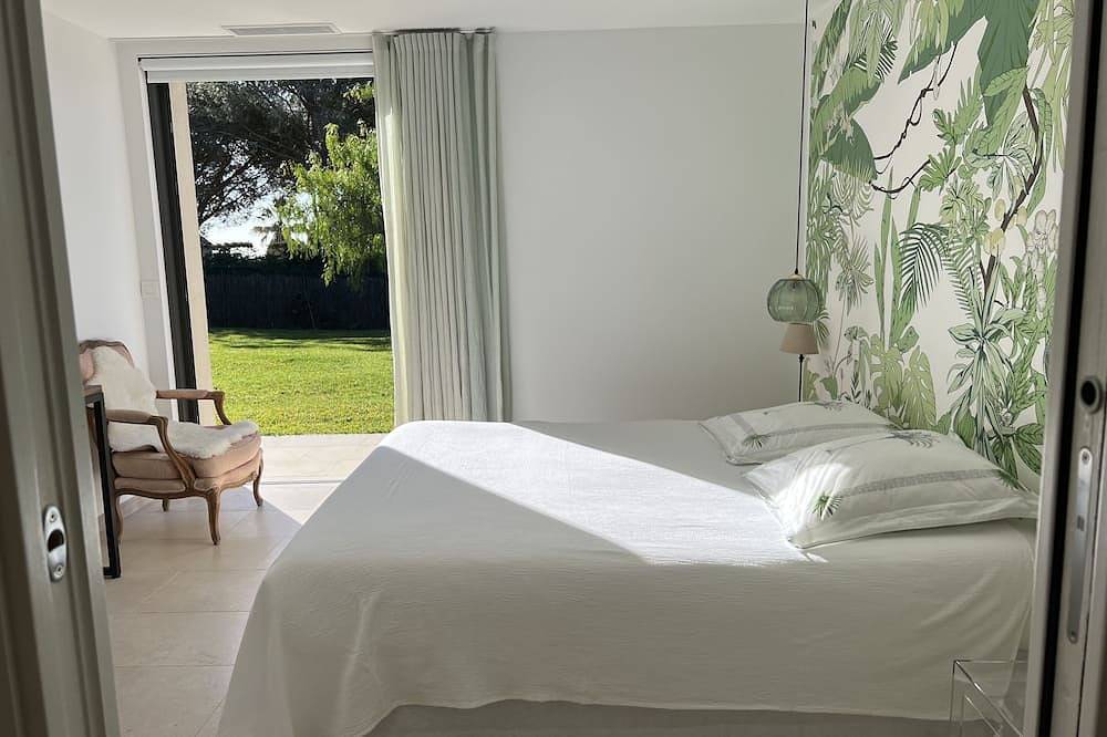 Recent single-storey villa with sea view close to La Réserve hotel in l'Escalet, Ramatuelle