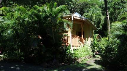 Gîte pour 4 personnes, avec piscine et jardin dans Basse-Terre (homonymie)