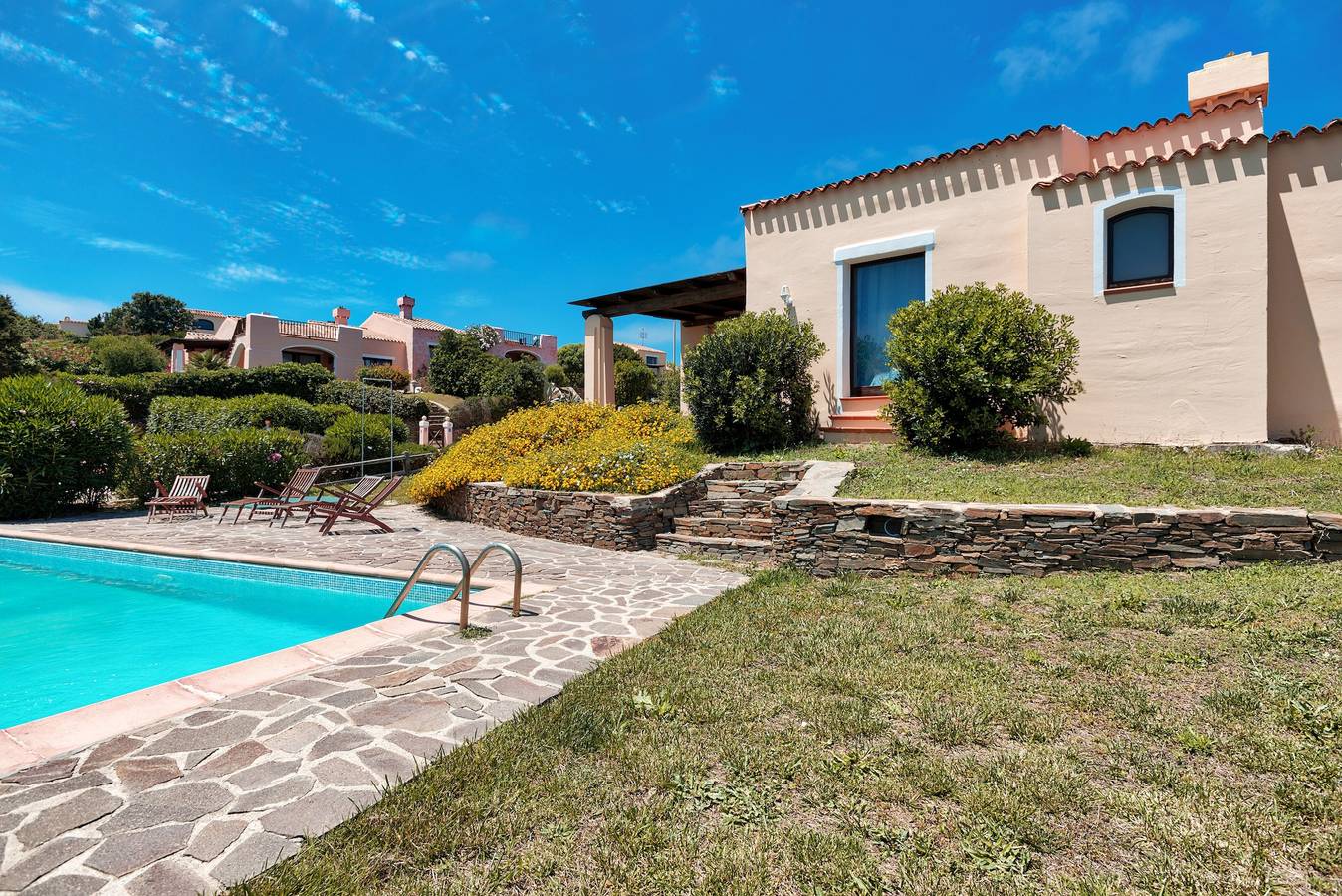 Jolie villa "Costanza" dans un quartier résidentiel calme et avec piscine in Stagno di Casaraccio, Punta De Su Turrione