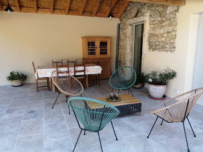 Gîte pour 9 personnes, avec jardin ainsi que piscine et terrasse