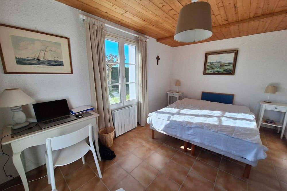 Quiet family home in Loix with 8 beds and enclosed garden. in Loix, Ile de Re