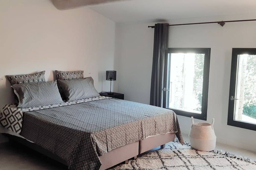 Pretty modern stone house with swimming pool near Gordes in Gordes, Regionaler Naturpark Luberon