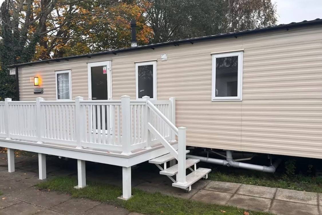 Cabin Sleeps 8 - Free Parking, Patio, Pool in Poole, Poole Harbour