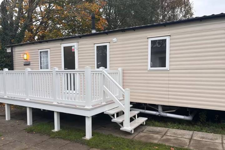 Cabin Sleeps 8 - Free Parking, Patio, Pool in Poole, Poole Harbour