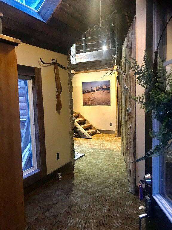 Romantic Log Cabin in the Woods - Hot Tub under the Stars -80 km's from Cn Tower in Georgina, Ontario