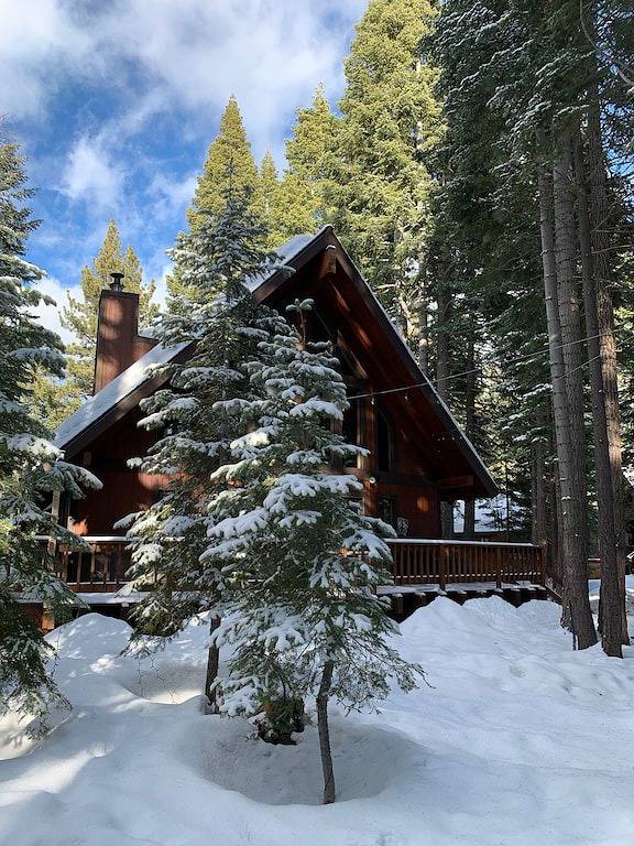 Tahoe Donner Retreat mit Whirlpool; Familienfreundlich-4 Bett / 2 Bad in einer ruhigen Straße. in Truckee, Donner Lake