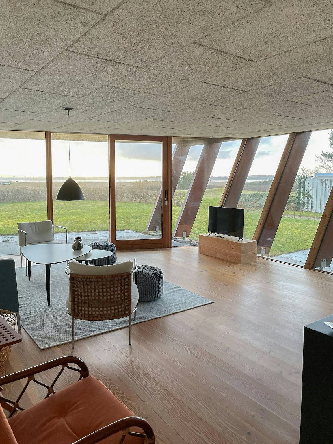 Ausblicke auf die Bucht von Aarhus von der charakteristischen Architektur aus in Egå, Djursland