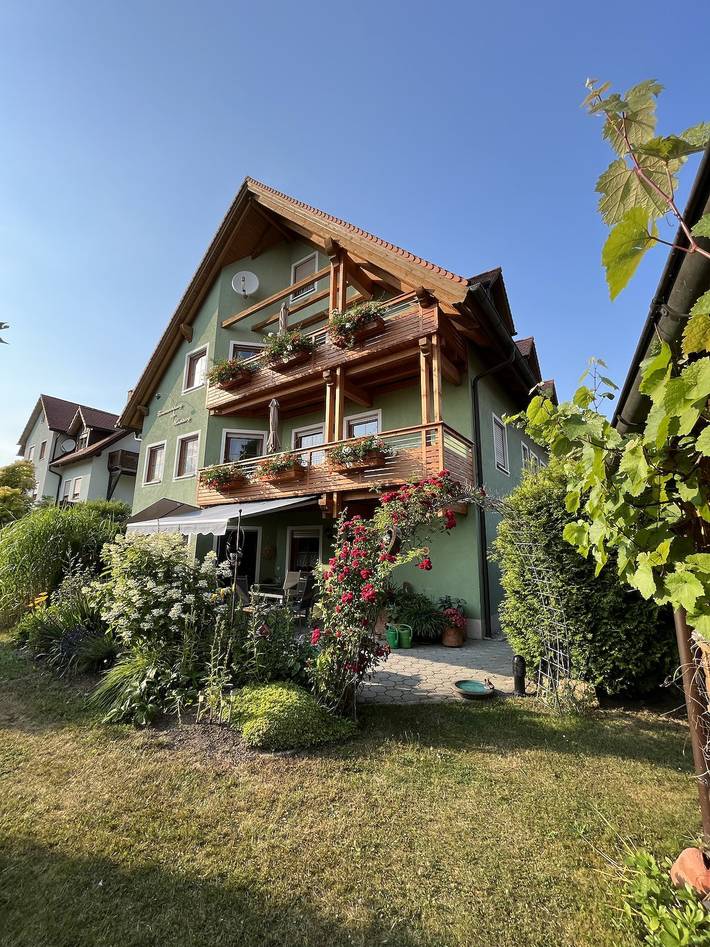 Ferienwohnung für 2 Personen, mit Balkon/Terrasse und Terrasse sowie Garten in Neualbenreuth