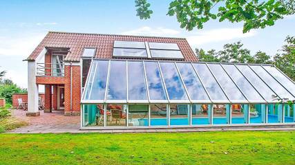 Ferienhaus für 6 Personen, mit Pool und Terrasse sowie Whirlpool in Hvalpsund