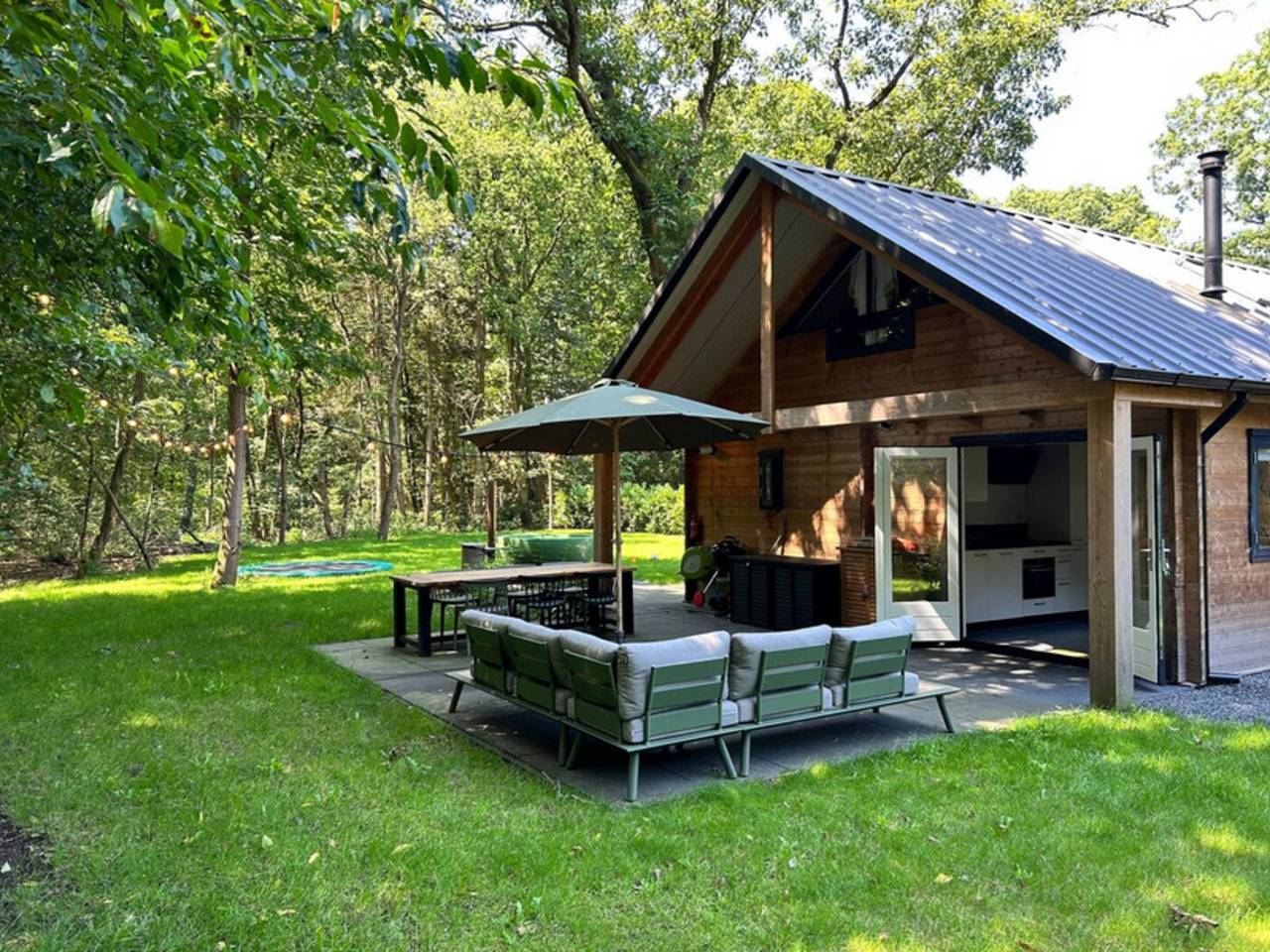 Sfeervol ingericht houten huis met hottub in bos in Soesterberg, Provincie Utrecht