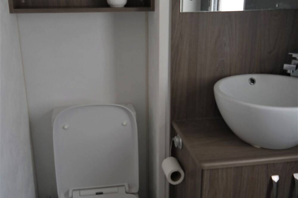 Superb 2 Bed Caravan, New Romney. Family friendly. in St Mary in the Marsh, Kent