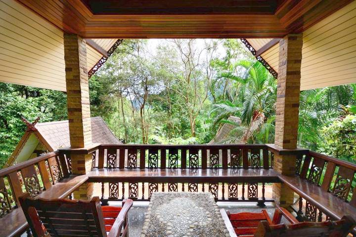 Station pour 2 personnes, avec terrasse ainsi que jardin et piscine dans Khao Sok