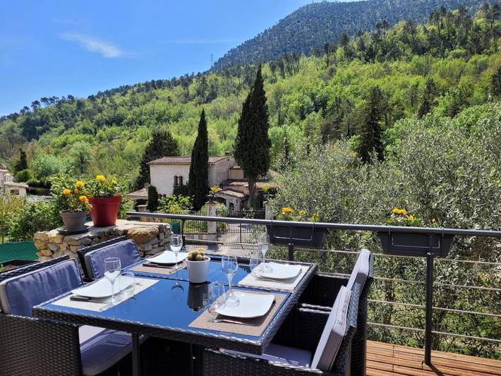 Gîte pour 4 personnes, avec balcon et vue, adapté aux familles à Tourrette-Levens