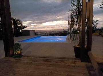 Gîte pour 2 personnes, avec terrasse et piscine à La Possession