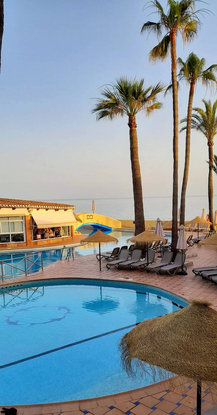 Ganze Wohnung, Ferienwohnung 'Résidence Doña Lola Sea' mit Meerblick, Pool, Terrasse & Wlan in Urbanizacion Calahonda, Mijas