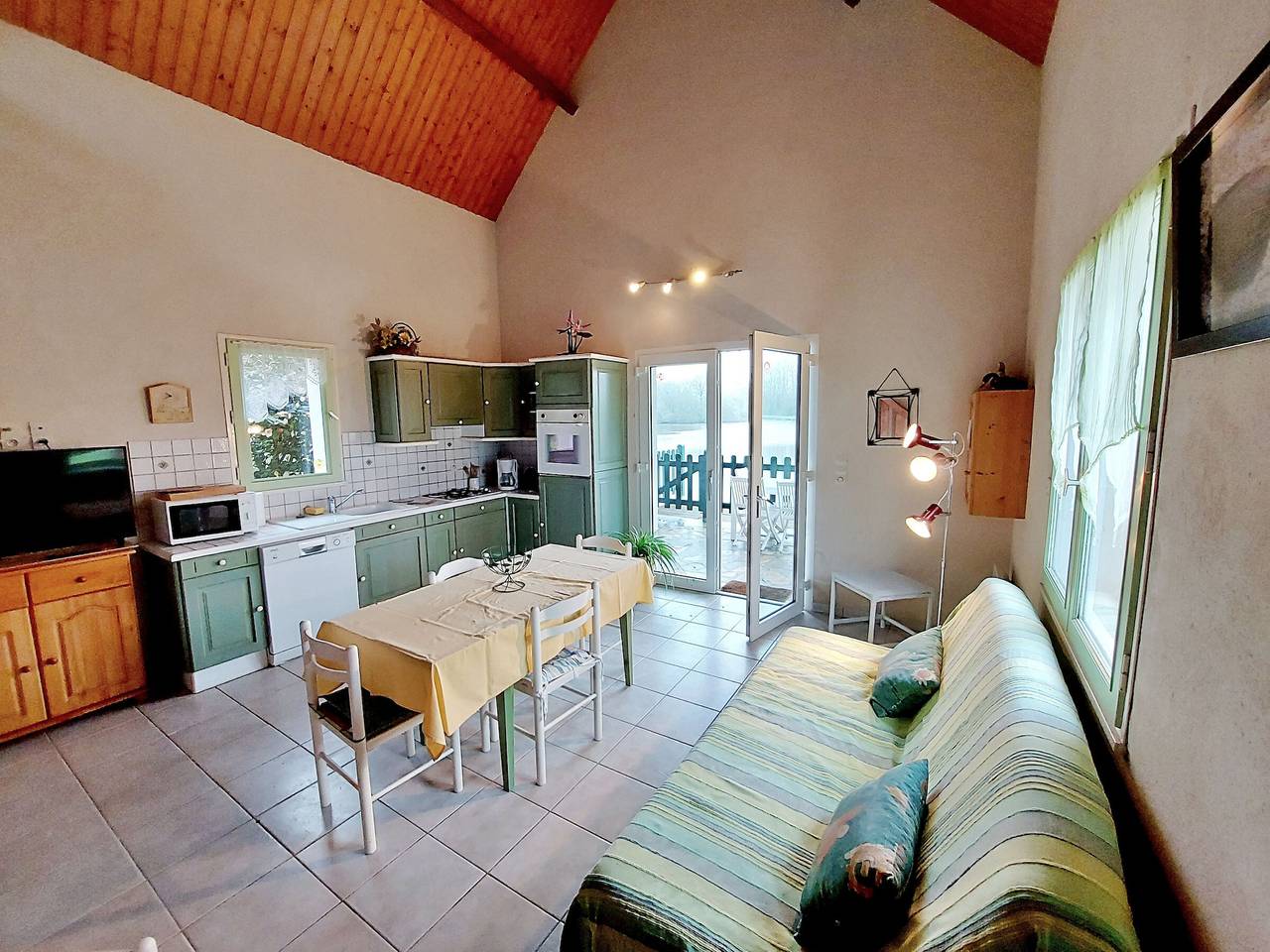Gîte au Bord de l'Eau avec Pêche Privée et Ponton, Terrasse Couverte, Proche Mont Saint Michel in Saint-Ellier-du-Maine, Mayenne