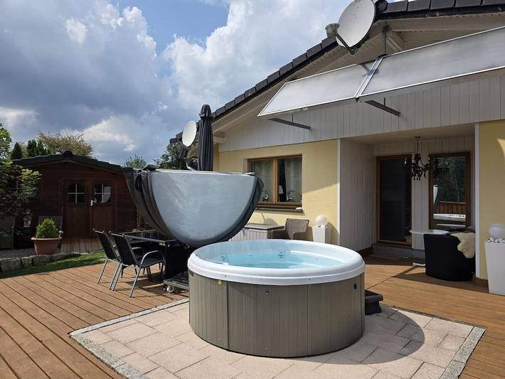 Maison de vacances pour 4 personnes, avec Jacuzzi et Terrasse ainsi que Piscine et Sauna dans la Forêt-Noire