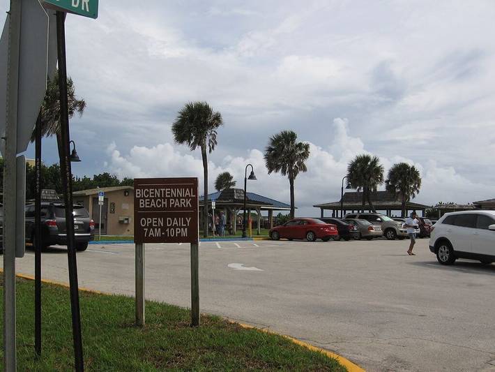 Vacation rental for 7 people, with yard and hot tub in Indian Harbour Beach