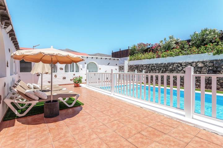Villa "Abraham" con vistas a la montaña, Wi-Fi, piscina y terraza in Tefía, Puerto del Rosario