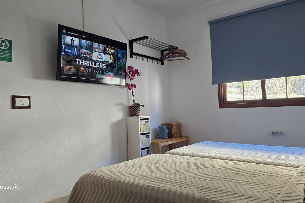 Entire apartment, Vv Sunset Oceanfront with A/C and Balcony in Alojera, Vallehermoso