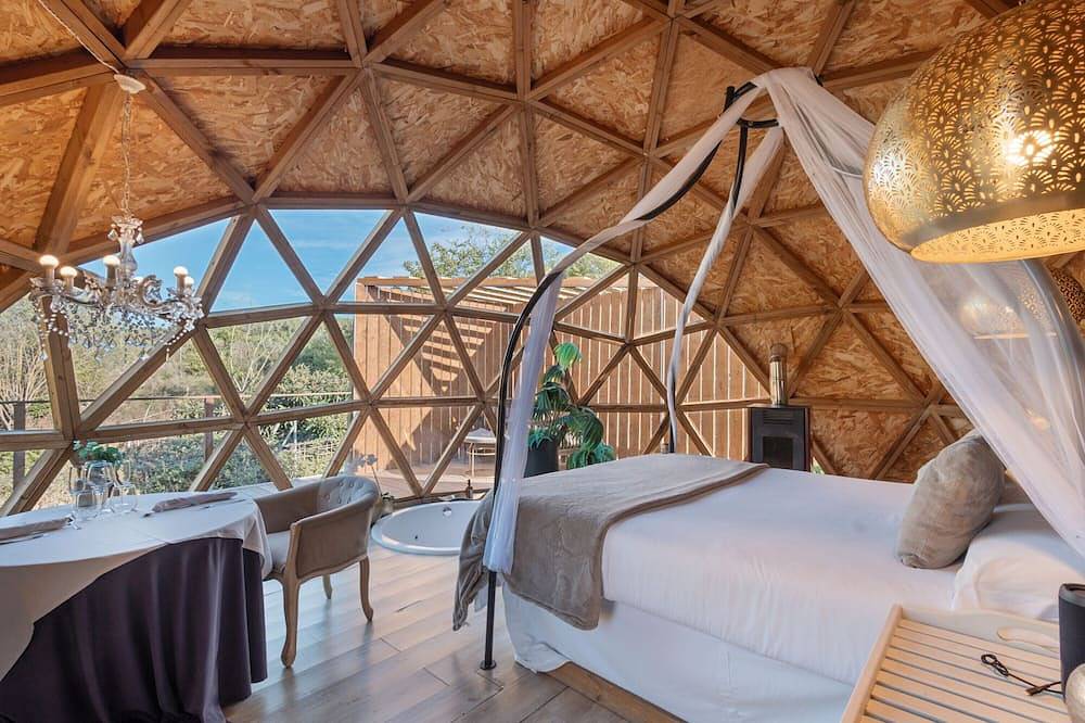 Entire apartment, Apartment 'Suite Golden Bubble' with Mountain View, Wi-Fi and Air Conditioning in Canyelles (Barcelona), Garraf