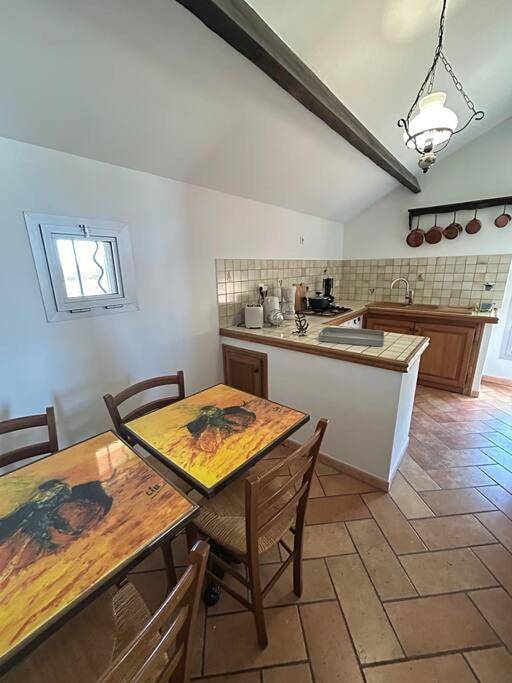 Gîte pour 4 personnes, avec vue et terrasse dans Le Sambuc - 3