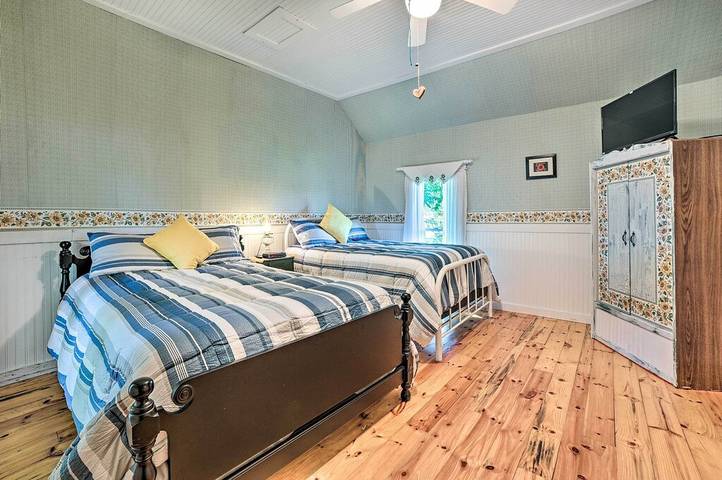 Vacation rental for 10 people, with yard and balcony in Torch Lake