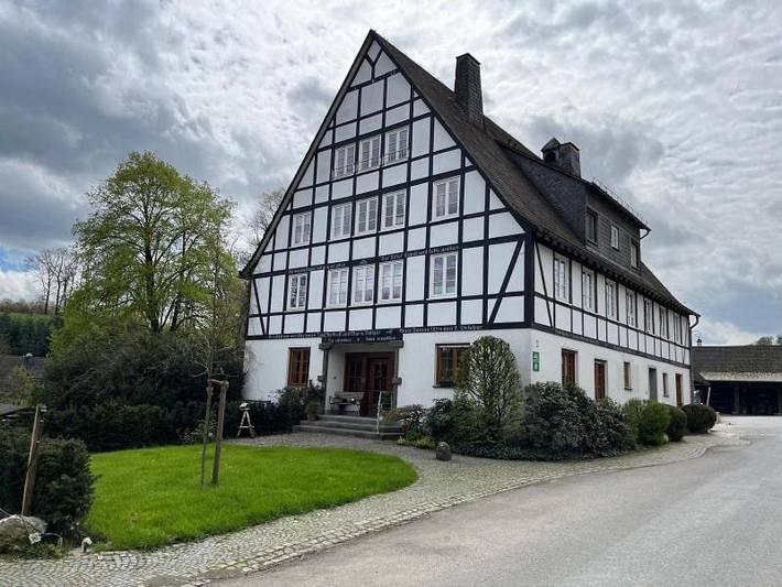 Ferienwohnung für 3 Personen, mit Terrasse und Garten sowie Ausblick und Seeblick in Meschede