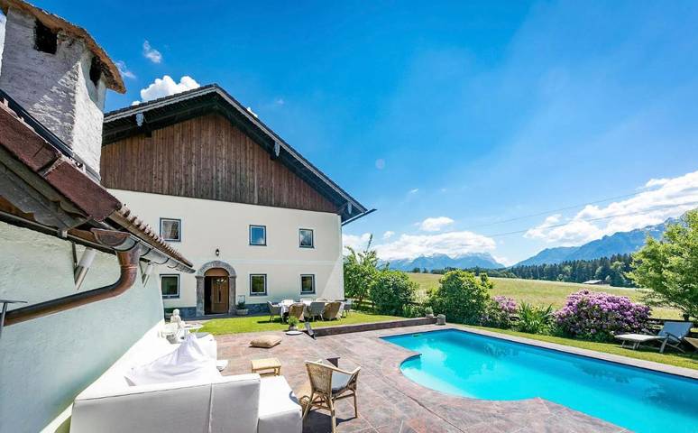 Ferienhaus für 12 Personen, mit Ausblick und Pool sowie Garten, mit Haustier