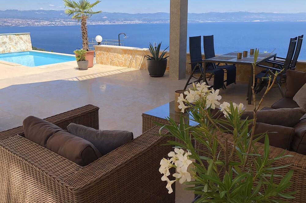 Ganze Wohnung, Einmalig Wohnung mit viel Platz im Aussenbereich und Pool in Medveja, Opatija Riviera