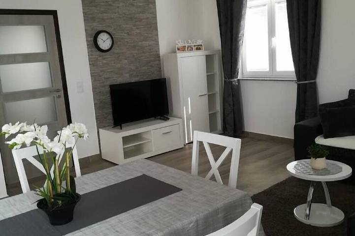 Ferienwohnung für 5 Personen, mit Garten in Karlobag