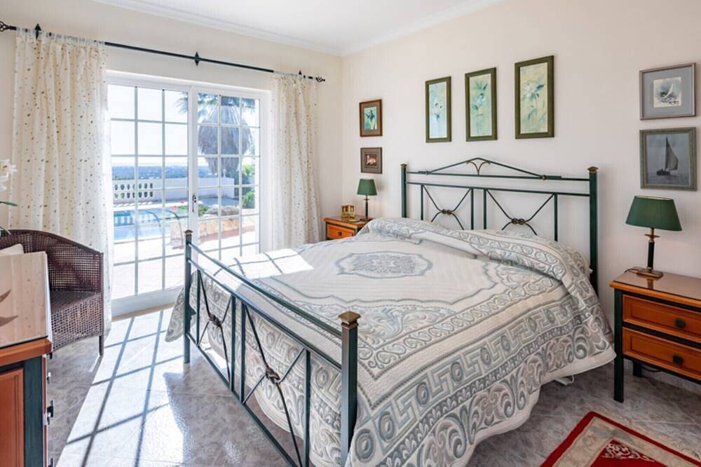 Beautiful 3-Bed Villa in Faro Spool & Seaview in São Pedro, Faro