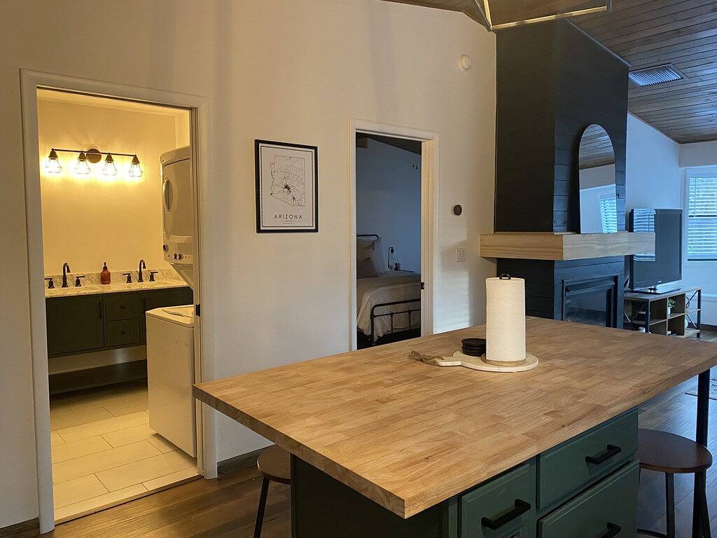 Adorable 1 Br Guest Suite w/ Fireplace & Patio in Munds Park, Oak Creek Canyon