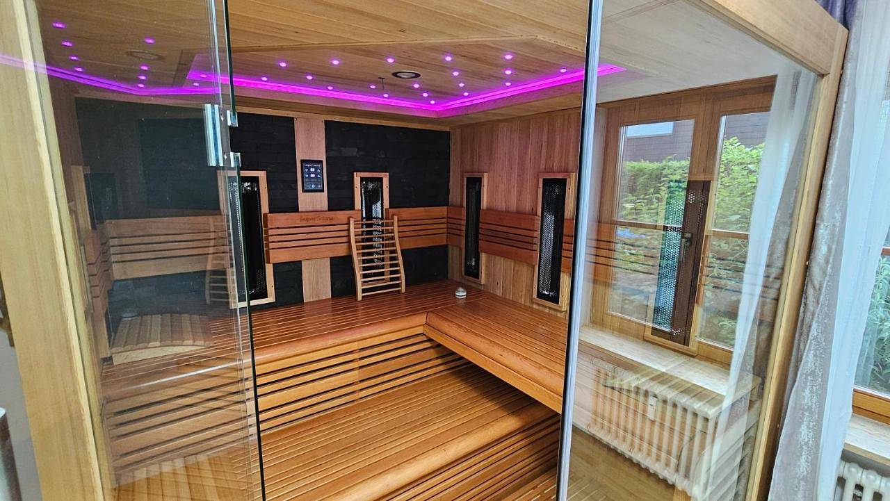 Ganze Wohnung, Seepanorama-Deluxe-Sauna-Massage-Garten-Tranpolin-Tischkicker-Tropical-Bbq-Parken in Öhningen, Untersee