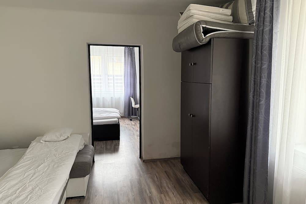 Modern family home near Debrecen Airport &City Center, with own bathroom&kitchen in Debrecen, Hajdú-Bihar megye