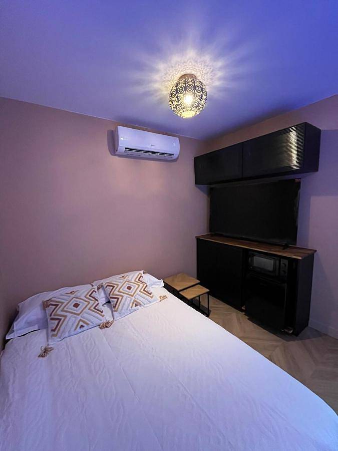 Gîte pour 2 personnes, avec vue et piscine ainsi que terrasse et jardin à Cenon - 3