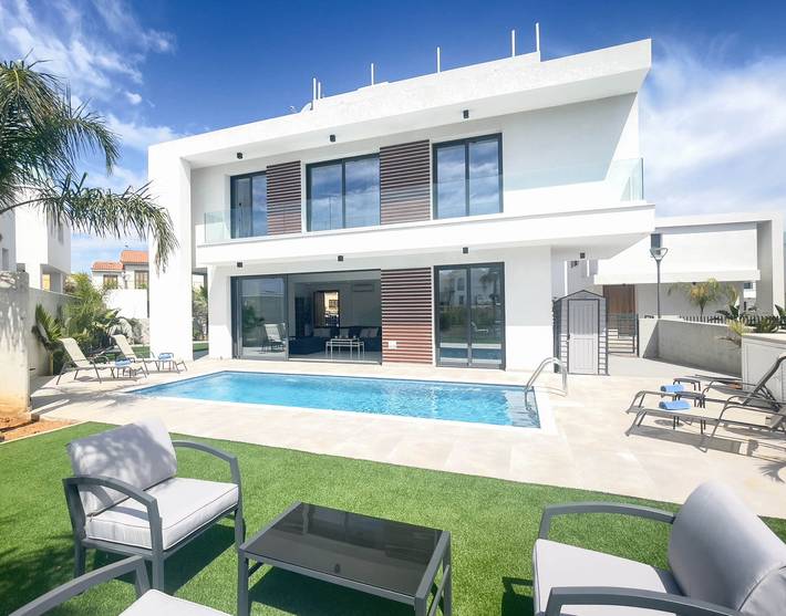 Villa for 7 personer, med balkon og have i Cypern