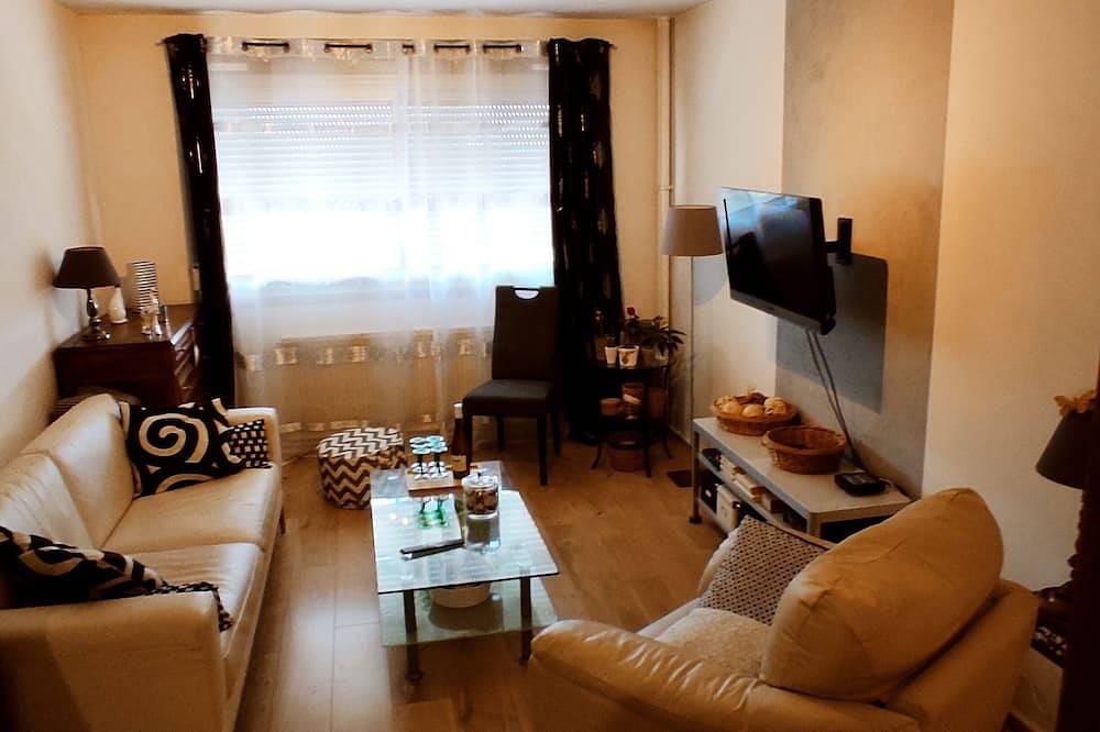 Entire apartment, Ideally located 70m2 T3 apartment with private balcony and secure parking in Saint-Priest, Rhône