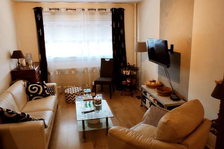 Ganze Wohnung, Ideally located 70m2 T3 apartment with private balcony and secure parking in Saint-Priest, Lyon und Umgebung