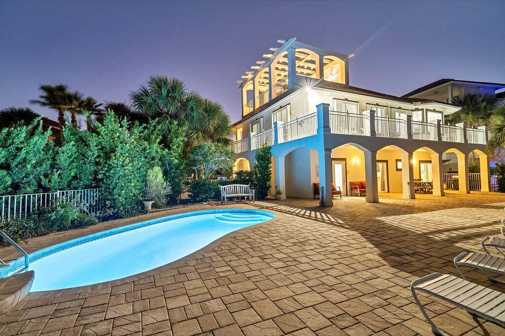 Schöner privater Poolbereich, Blick auf einen See, wunderschönes Design mit Atem in Destin, Emerald Coast