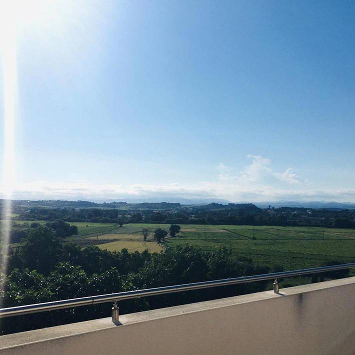 Location de vacances pour 4 personnes, avec terrasse ainsi que jardin et vue à Castelnau-de-Guers
