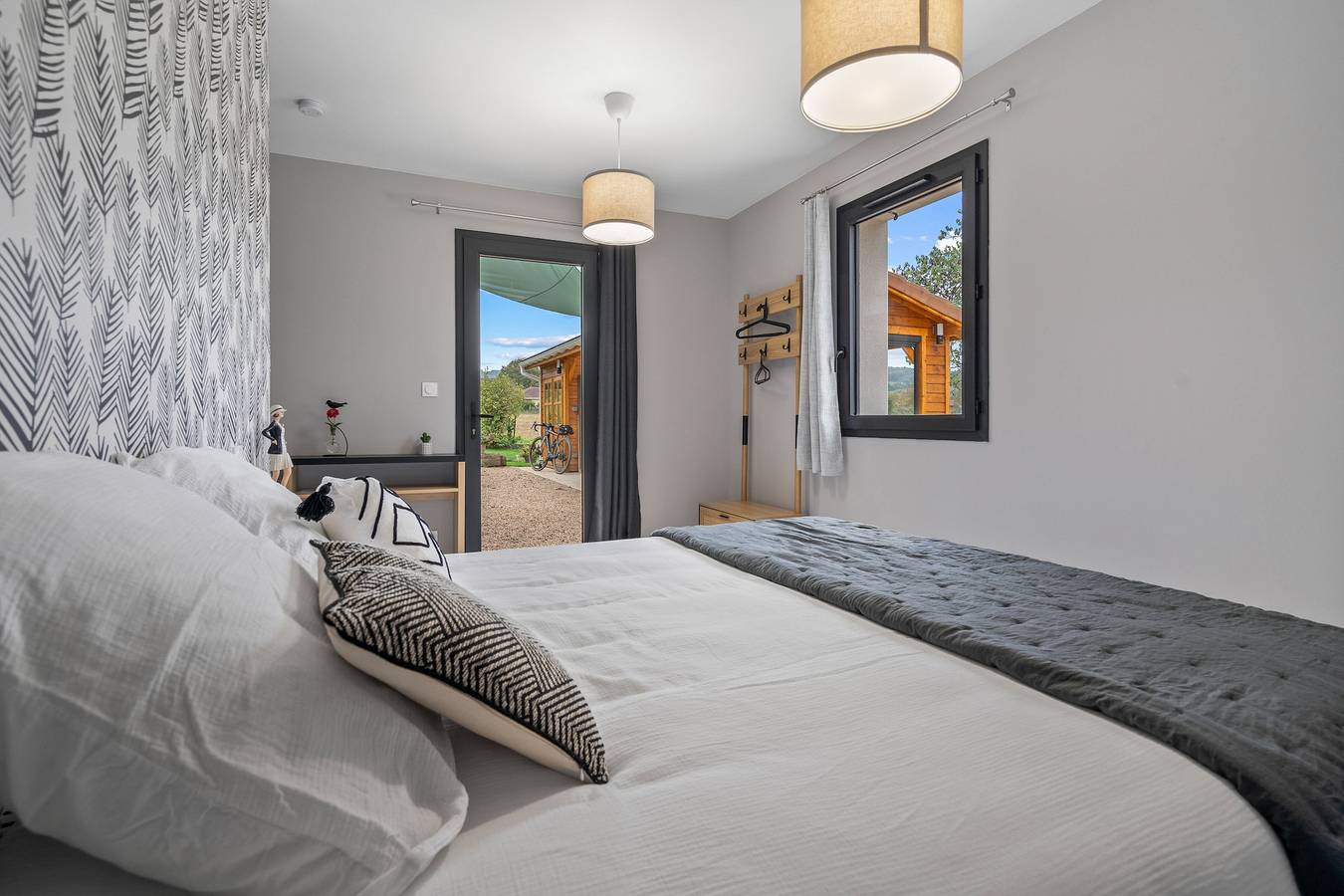 Chambre « Graphique » avec terrasse privée, Wi-Fi et climatisation in Chozeau, Région de La Tour-du-Pin