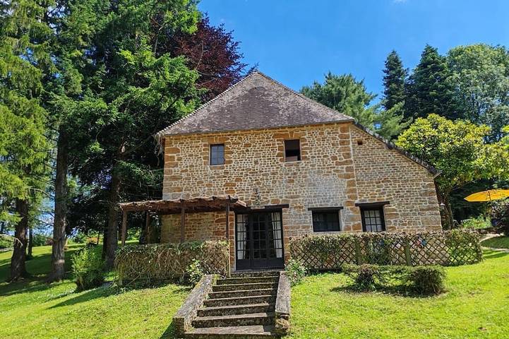 Gîte pour 5 personnes, avec Jacuzzi et Terrasse ainsi que Jardin et Piscine