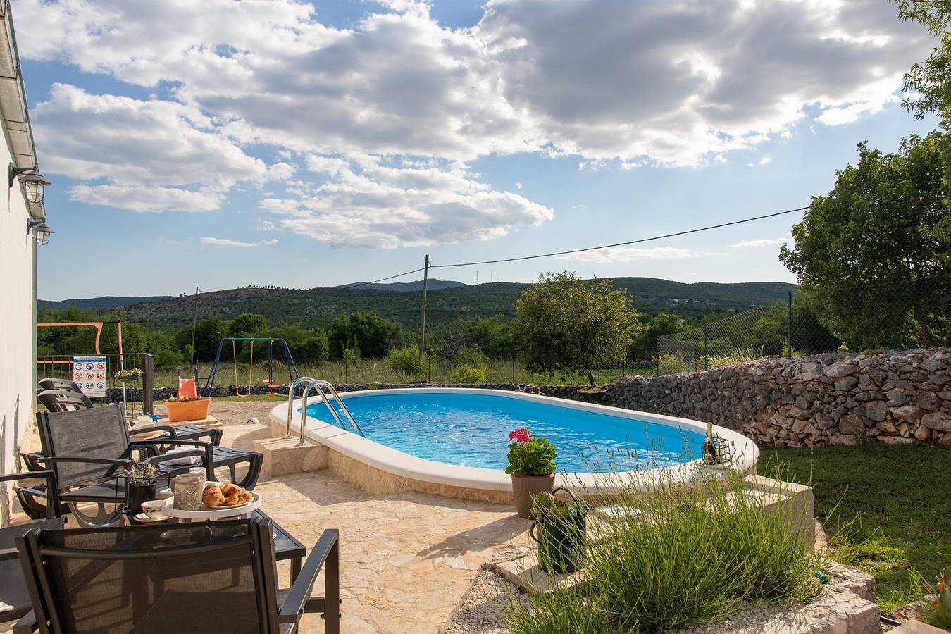 Ferienhaus mit zwei Schlafzimmern und Pool in Veliki Broćanac, Dalmatinisches Zagora