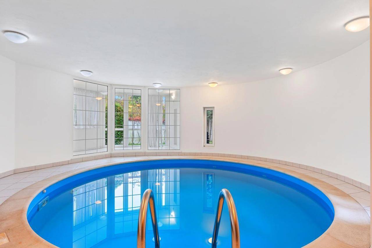 Black Dragon Haven Luxury Villa with Pool, Sauna & Jacuzzi in Prag, Mittelböhmen