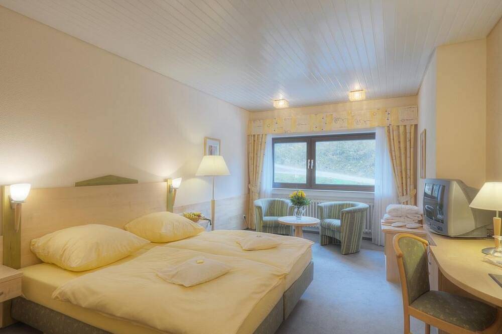 Südseite ohne Balkon mit Fernsicht, ab 12 Nächte - Waldhotel Sonnenberg in Bollendorf, Eifelkreis Bitburg-Prüm