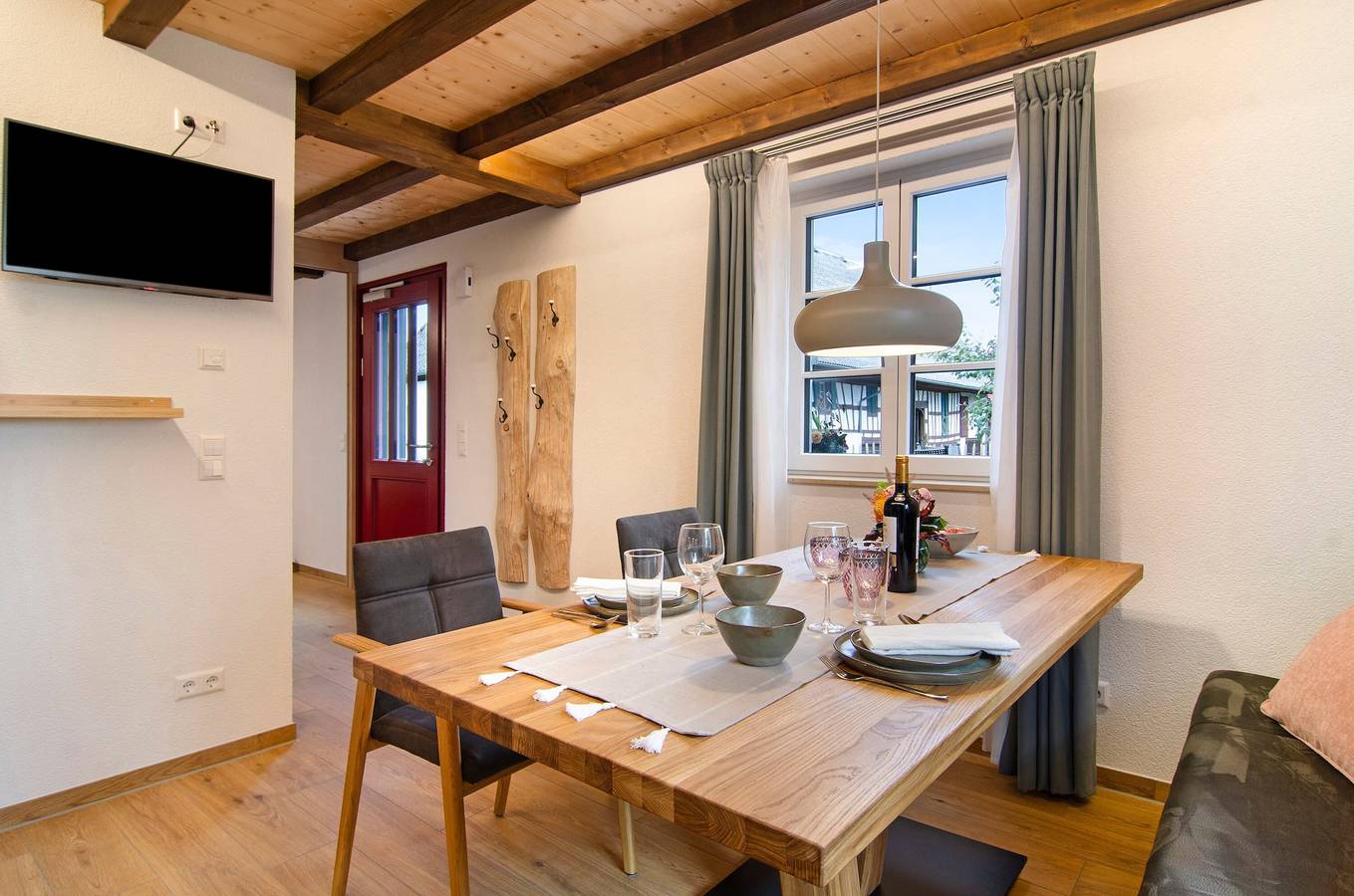 Entire apartment, Holiday Apartment "Morgentau" with Private Terrace & Wi-Fi in Heiligenberg, Region Bodensee-Oberschwaben