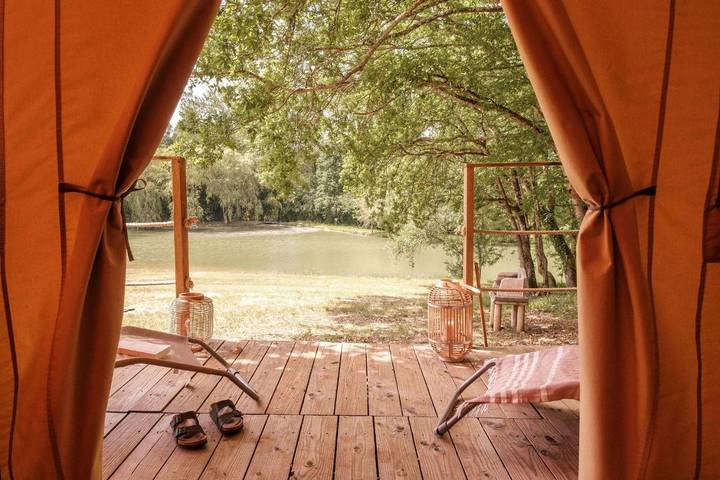 Location de vacances pour 4 personnes, avec Terrasse et Jardin ainsi que Bassin pour enfant et Piscine à Coux-et-Bigaroque