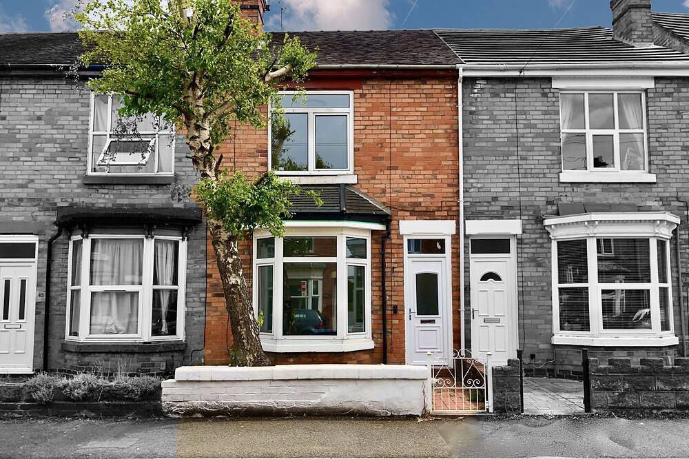 Luxury hi-spec large Victorian townhouse, sleeps 9.  Free wifi and feee parking. in Stafford, Staffordshire